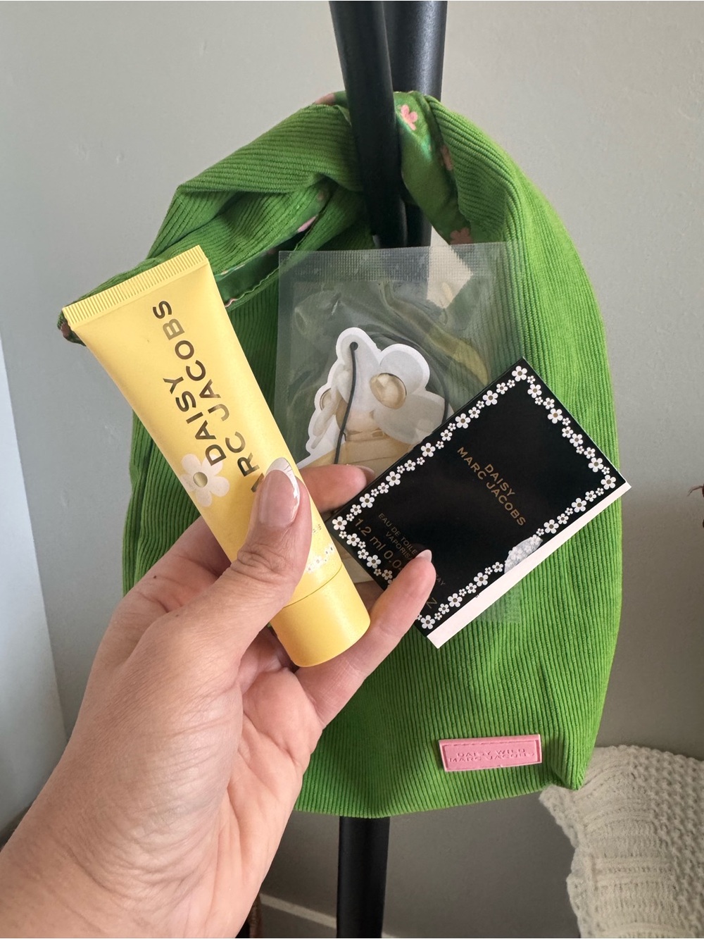 Marc Jacobs Daisy Bag & Hand Cream Bundle